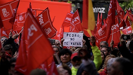 Concentración en Ferraz en apoyo a Pedro Sánchez