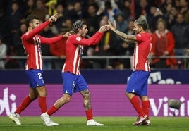 Correa celebra junto a De Paul y Hermoso su gol al Athletic.