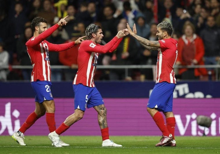 Correa celebra junto a De Paul y Hermoso su gol al Athletic.