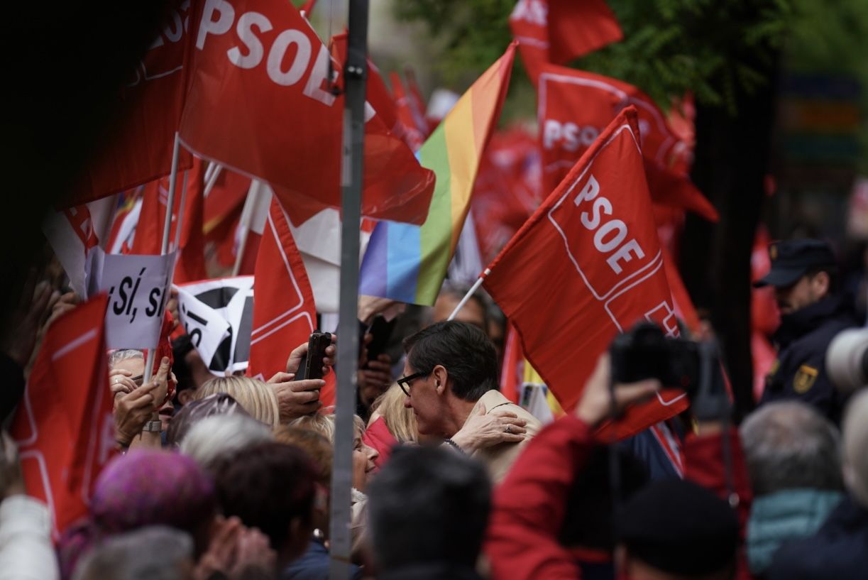 El candidato socialista a las Generalitat, Salvador Illa, se ha dado un baño de multitudes a la salida de Ferraz. Illa, que ha abandonado la sede antes del final del cónclave socialista, ha sido aclamado por la multitud al grito de «Illa, Illa, maravilla».