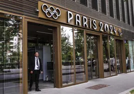 Un hombre vigila la entrada de una instalación olímpica en Saint-Denis.