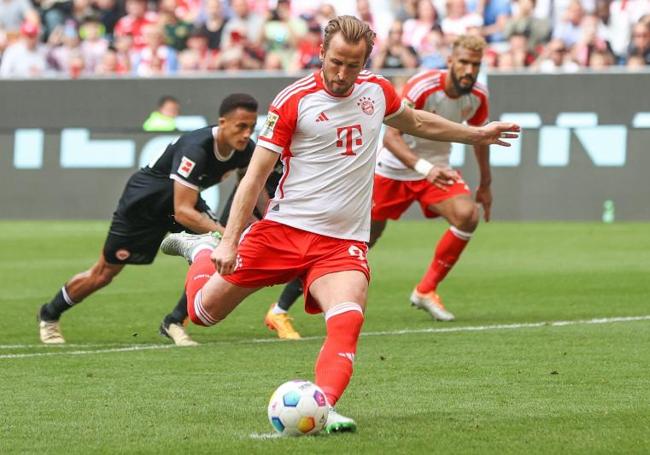 Harry Kane transforma el penalti con el que logró su segundo gol ante el Eintracht.