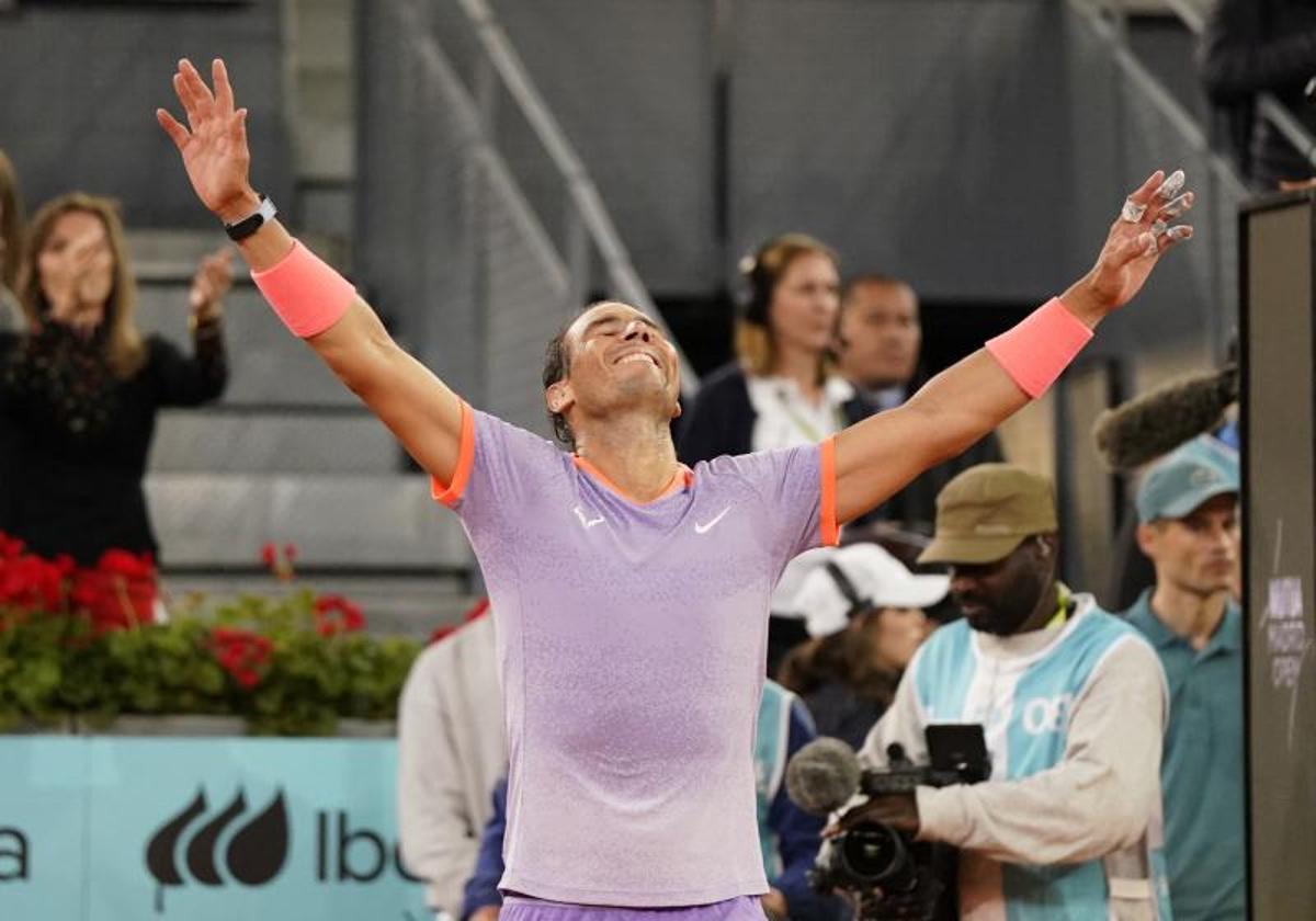 Rafa Nadal celebra su victoria ante Alex de Miñaur en el Mutua Madrid Open.