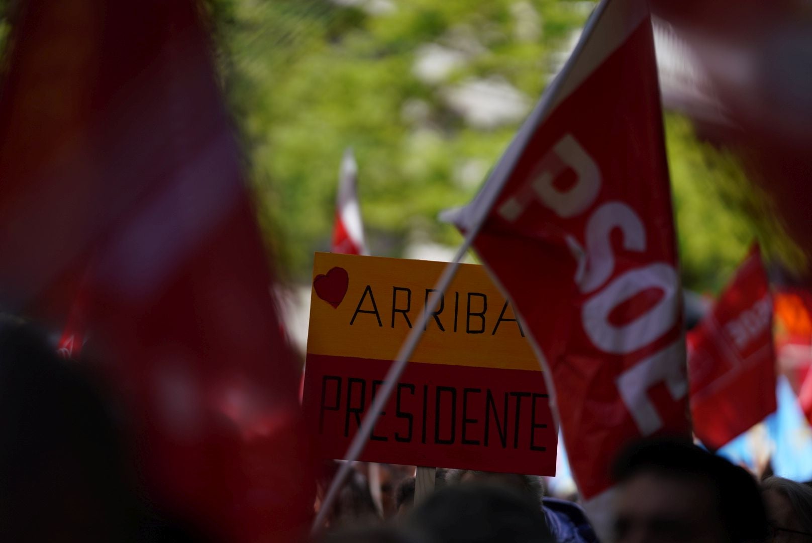 El PSOE afirma que más de 10.000 personas se agolpan en Ferraz. 