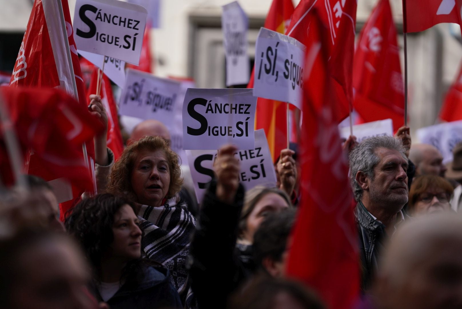 Una muchedumbre, ahora bajo el sol tras un aguacero intenso, llena los alrededores de la sede socialista. 