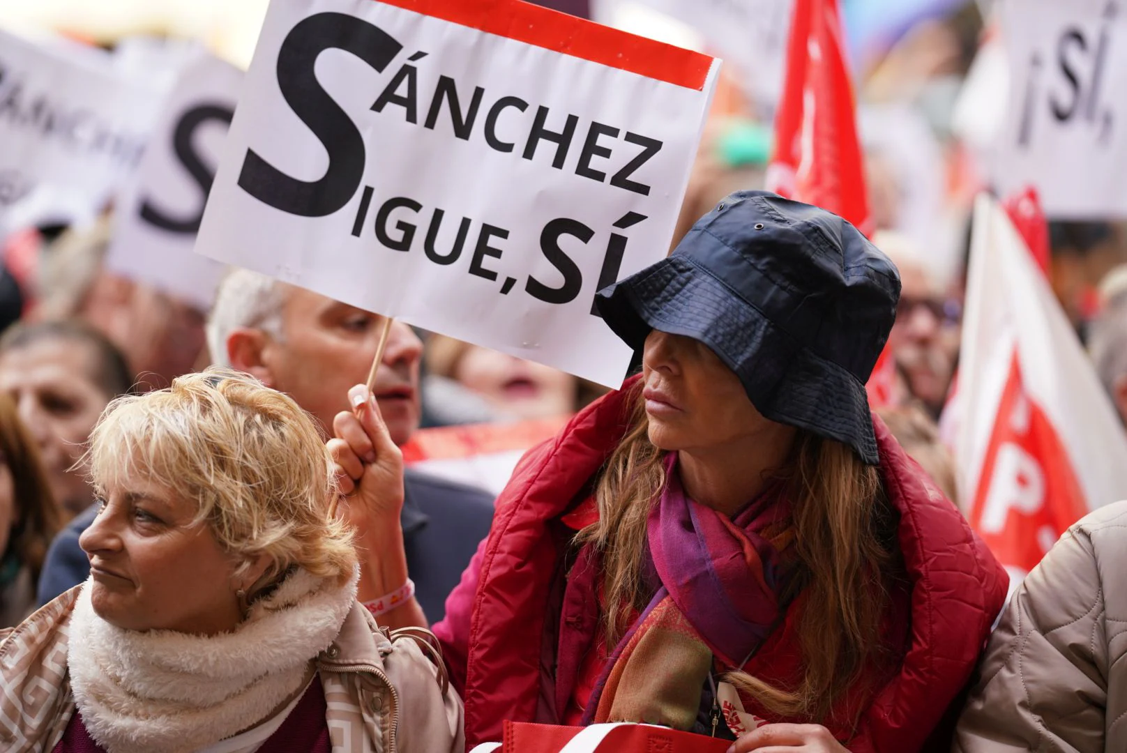 Varios miles de personas llenan los alrededores de la sede del PSOE para apoyar a Pedro Sánchez tras la carta en la que el presidente se plantea dimitir. 