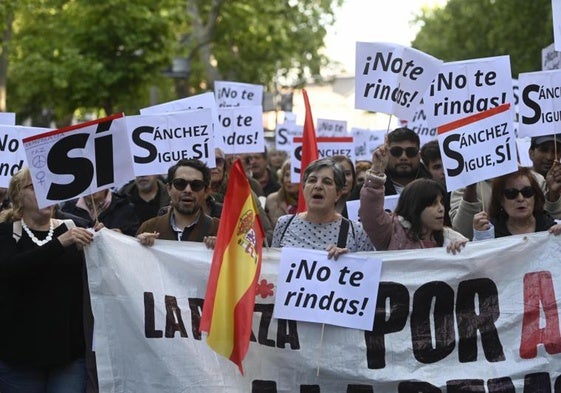 Cabecera de la manifestación de este domingo por la tarde en Madrid en apoyo a Sánchez