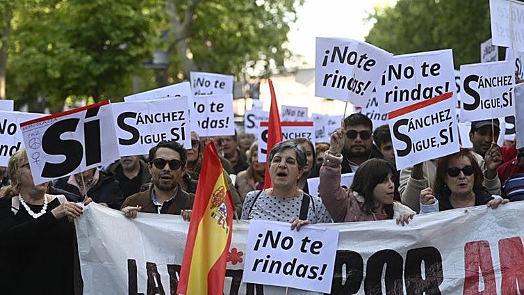 Última manifestación en apoyo a Sánchez con 5.000 personas tras el lema «por amor a la democracia»