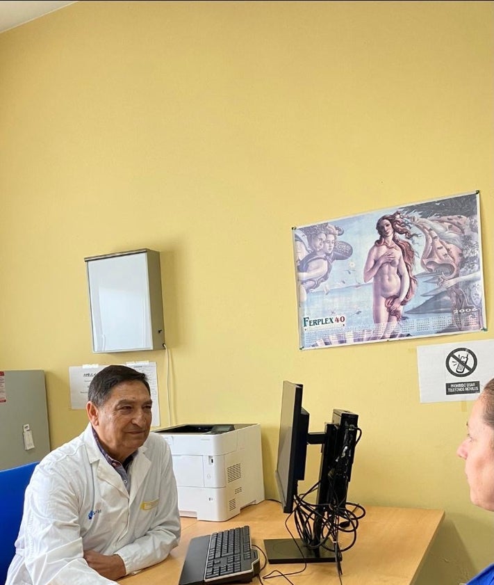 Imagen secundaria 2 - Arriba, Albert Foo Gil, de 40 años, es médico rural en el pueblo orensano de Laza y preside la Sociedad Gallega de Médicos Generales y de Familia (SEMG Galicia). En el medio, Fran, el joven residente que ejerce en Segovia. Y sobre estas líneas, Hermenegildo Marcos, zamorano de 65 años, médico rural en varios pueblos de esa provincia y representante de este colectivo en el Consejo General del Colegio de Médicos.