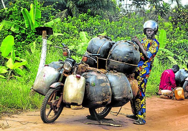 Contrabando de gasolina en la frontera entre Nigeria y Benín, donde las 'mulas' se juegan la vida.