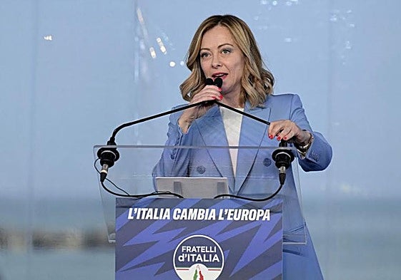 La jefa del Gobierno italiano, Giorgia Meloni, al anunciar este domingo su candidatura a los comicios de la UE.