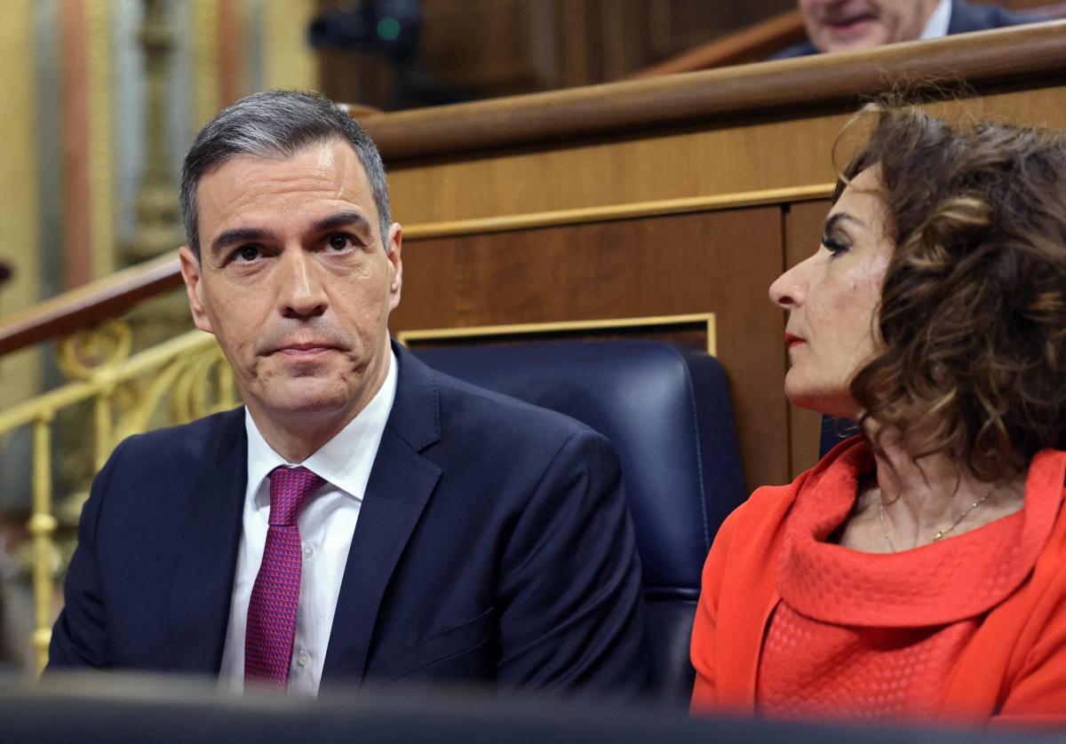 Pedro Sánchez, el miércoles pasado en el Congreso junto a la vicepresidenta primera María Jesús Montero, horas antes de que enviara su carta a la ciudadanía.