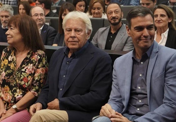 Pedro Sánchez, junto al expresidente socialista Felipe González (centro) y la dirigente socialista Cristina Narbona, en un acto previo a las elecciones generales del 23J.