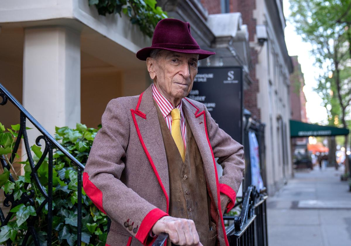 Gay Talese, el pasado miércoles, a las puertas de su casa de Nueva York.