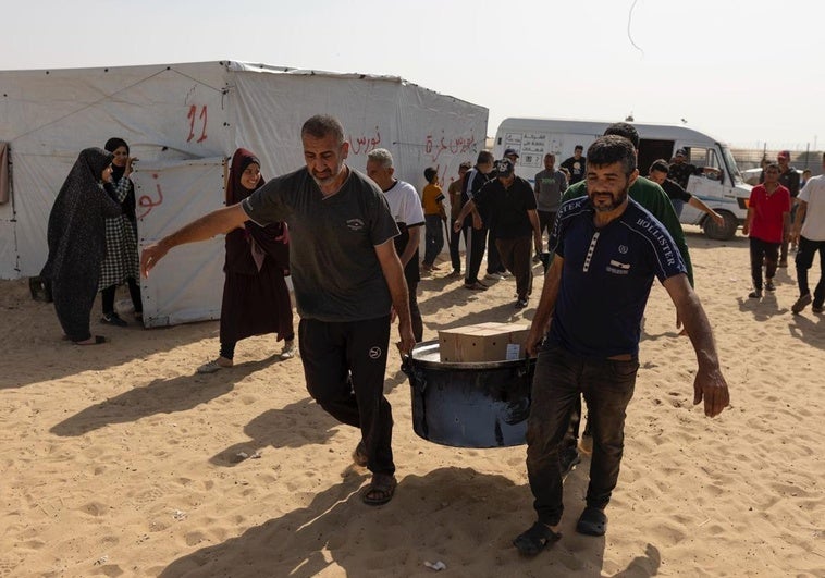 Voluntarios de World Central Kitchen participan en el reparto de comida a los habitantes de Gaza.