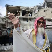 Un palestino, junto a los restos de una casa bombardeada ayer en Rafah.