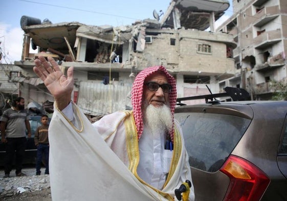 Un palestino, junto a los restos de una casa bombardeada ayer en Rafah.