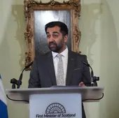 Humza Yousaf, durante la conferencia de prensa en Bute House, su residencia oficial en Edimburgo, donde anunció su dimisión como líder del SNP y ministro principal de Escocia.