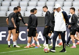 Los jugadores del Real Madrid preparan el duelo ante el Bayern en presencia de Ancelotti.