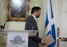 Humza Yousaf, tras anunciar este lunes su dimisión como ministro principal de Escocia.