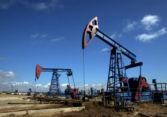 Pozos petrolíferos en el yacimiento de Bibiheybat, en Bakú (Azerbaiyán).
