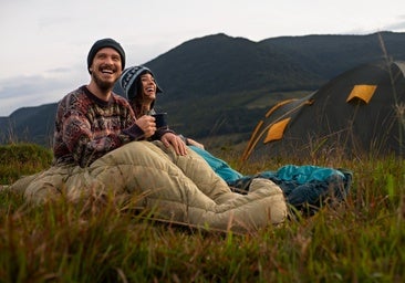 Duerme a pierna suelta al aire libre con estos sacos de dormir para excursiones