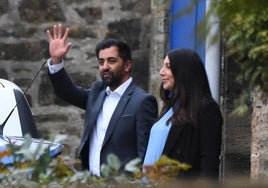 Humza Yousaf, acompañado de su esposa tras renunciar como ministro principal de Escocia.