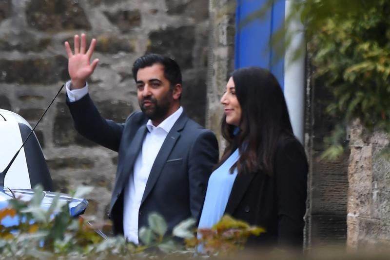 Humza Yousaf, acompañado de su esposa tras renunciar como ministro principal de Escocia.