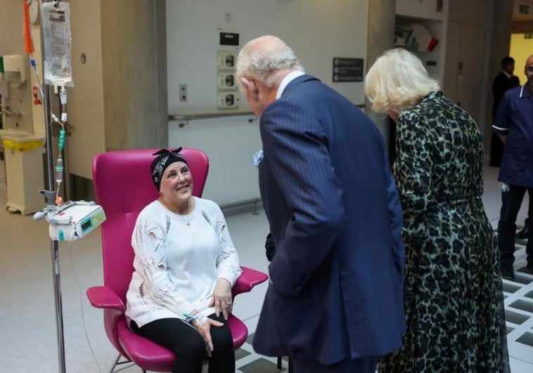 Carlos y Camila dialogan con una paciente que recibe quimioterapia en el Centro de Cáncer Macmillan del University College Hospital en Londres.