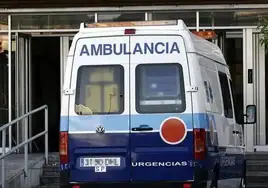 Imagen de archivo de una ambulancia de la red de transporte urgente en Granada.