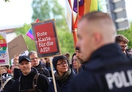 La Policía controla una manifestación contra la AfD.