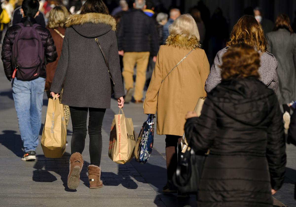 Ciudadanos de compras por las calles de Madrid.