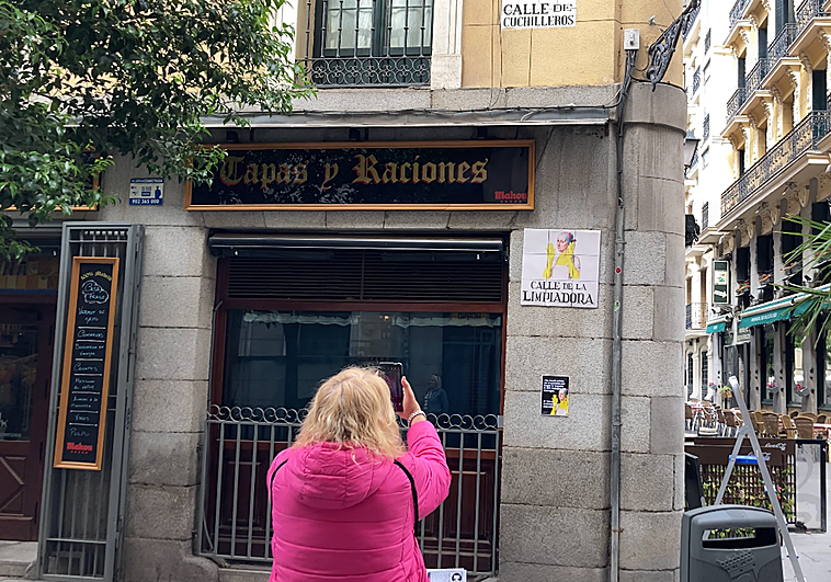 La calle de Cuchilleros, en el corazón de Madrid, 'reconvertida' en calle de La Limpiadora.
