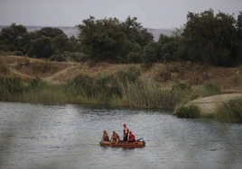 Los rescatistas buscan pruebas tras la muerte ahogados de dos soldados en Cerro Muriano (Córdoba) el pasado diciembre.