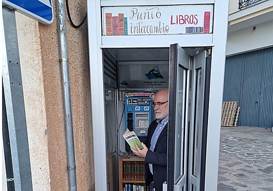 Un alcalde de la Alpujarra reconvierte una cabina en minibiblioteca y ante el éxito pide diez más a Telefónica