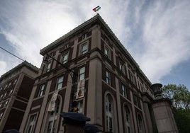 Los alumnos colocaron una bandera palestina en el tejado del Hamilton Hall.