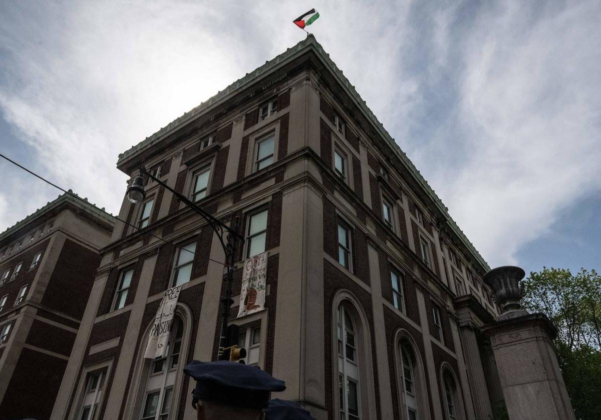 Los alumnos colocaron una bandera palestina en el tejado del Hamilton Hall.