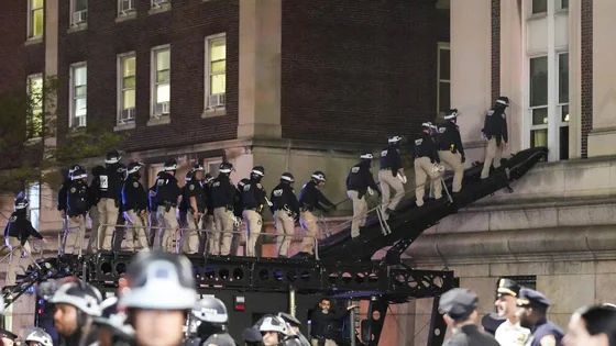 Policías acceden a un edificio de la Universidad de Columbia, en Nueva York.