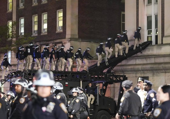 Policías acceden a un edificio de la Universidad de Columbia, en Nueva York.