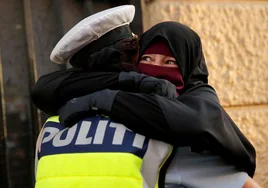 Una mujer musulmana abraza a un policía en Copenhague.