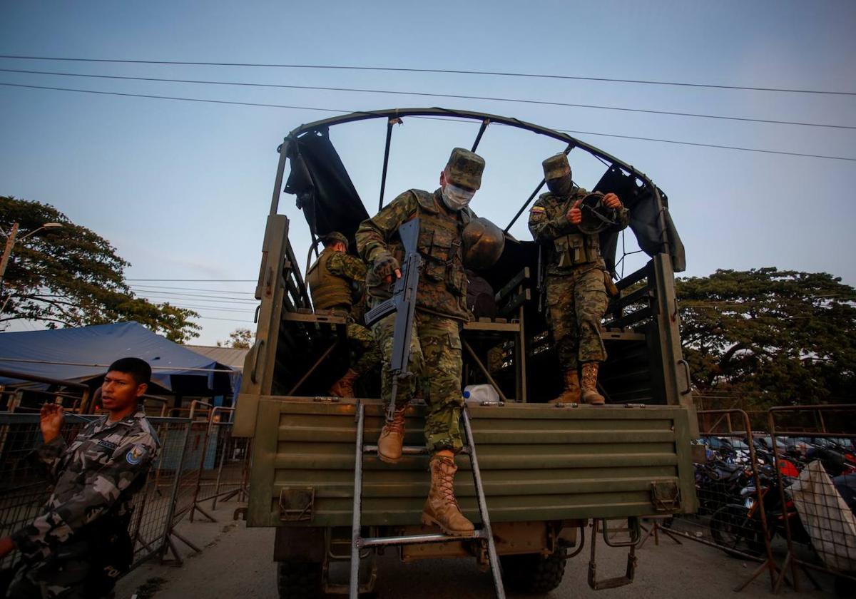 Los militares podrán entrar en las viviendas sin permiso para buscar a miembros de las pandillas.