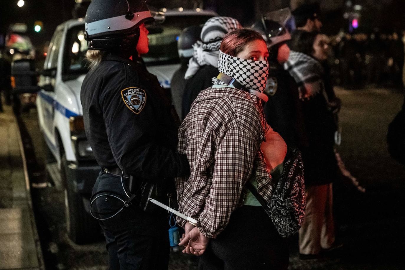 Imagen principal - La policía de Nueva York desocupa por la fuerza a manifestantes propalestinos de la Universidad de Columbia