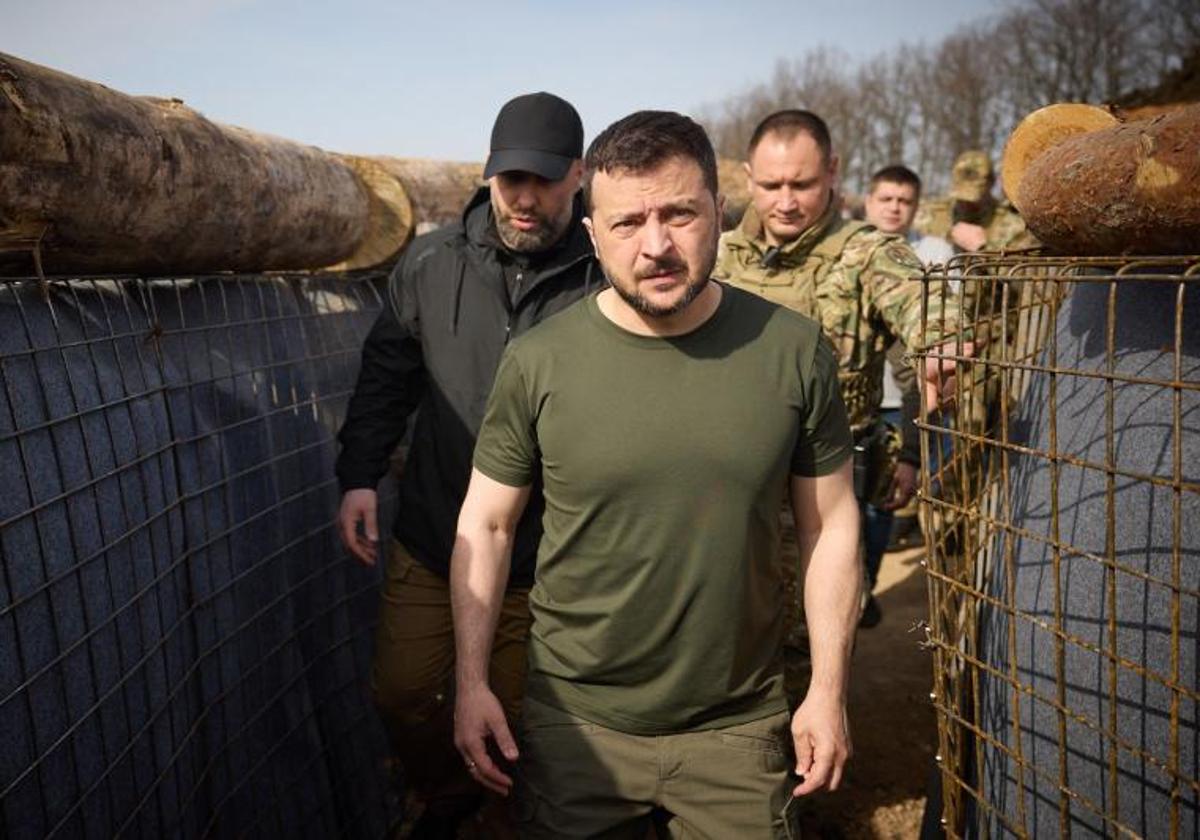 Zelenski vista la construcción de una línea de defensa en la región de Jarkov.