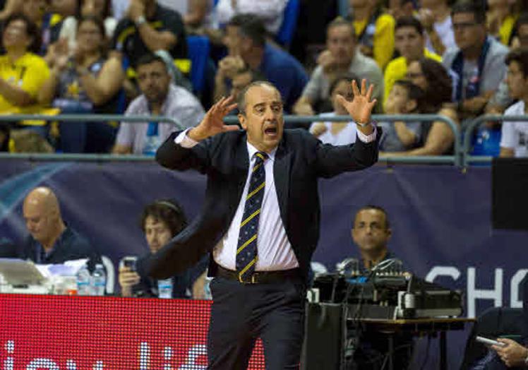 El entrenador del Iberostar Tenerife, Txus Vidorreta, durante el partido de semifinales de la Final a Cuatro de la Liga de Campeone