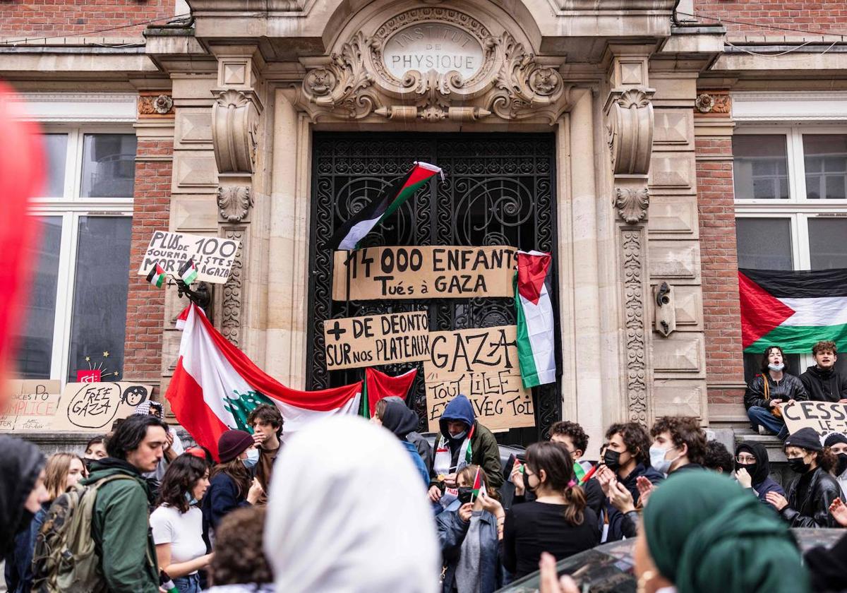 Alumnos bloquean la entrada a la Escuela de Periodismo en Lille.