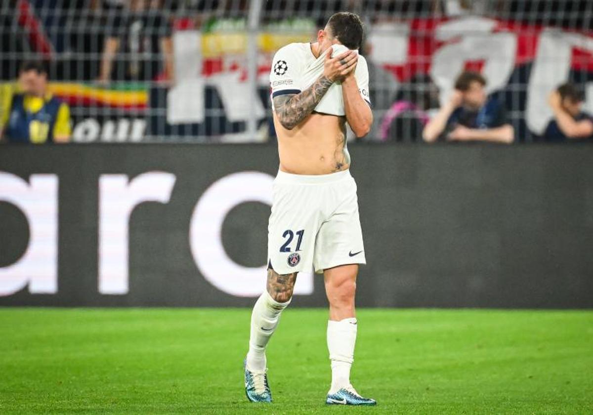 Lucas Hernández se retira llorando tras lesionarse el miércoles en el Westfalenstadion de Dortmund.