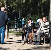 Un grupo de jubilados en un parque de Madrid.