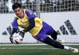 Thibaut Courtois, entrenando este jueves en Valdebebas.