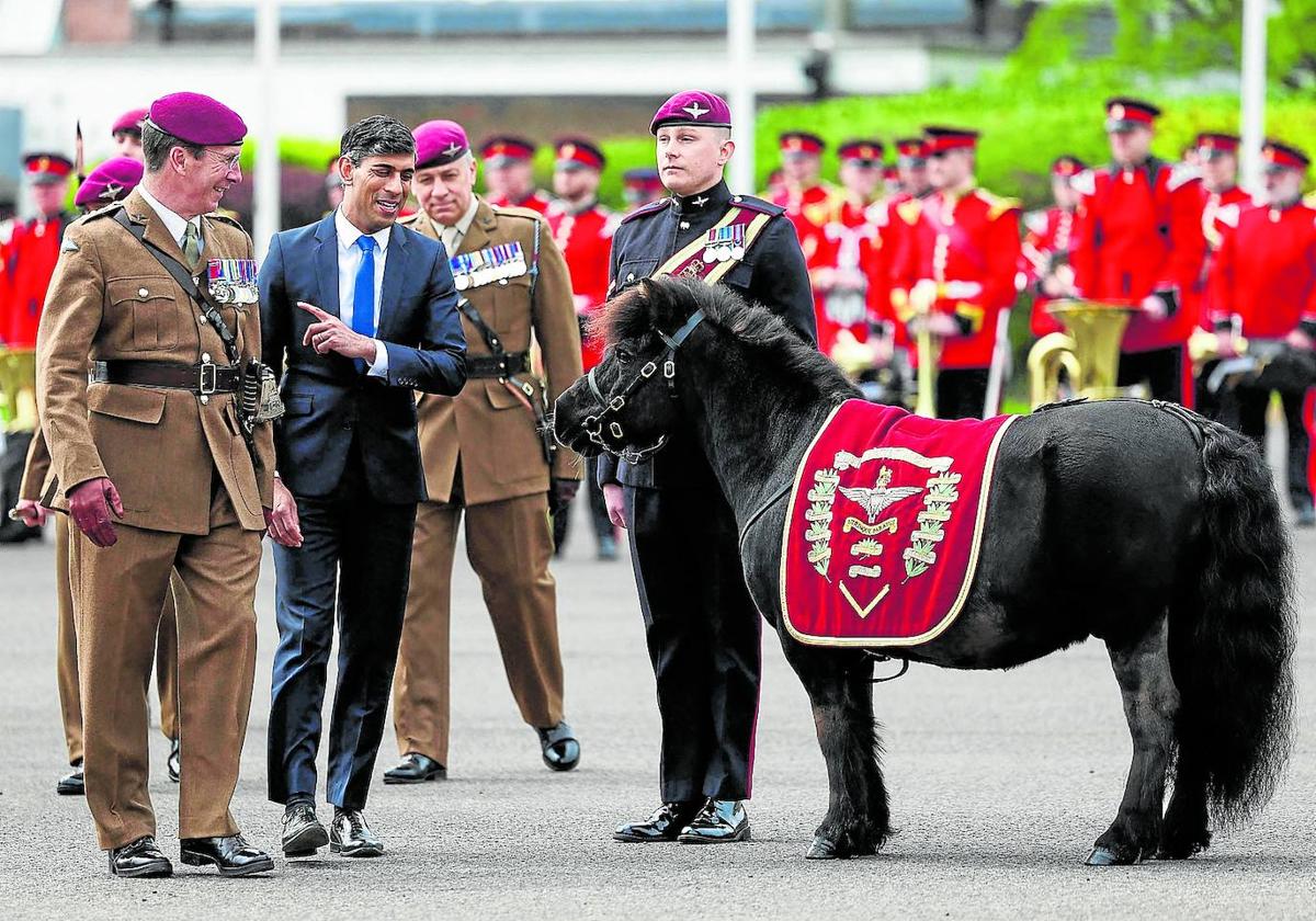 Sunak bromea con varios oficiales del ejército sobre la mascota del regimiento de paracaidistas de Catterick.