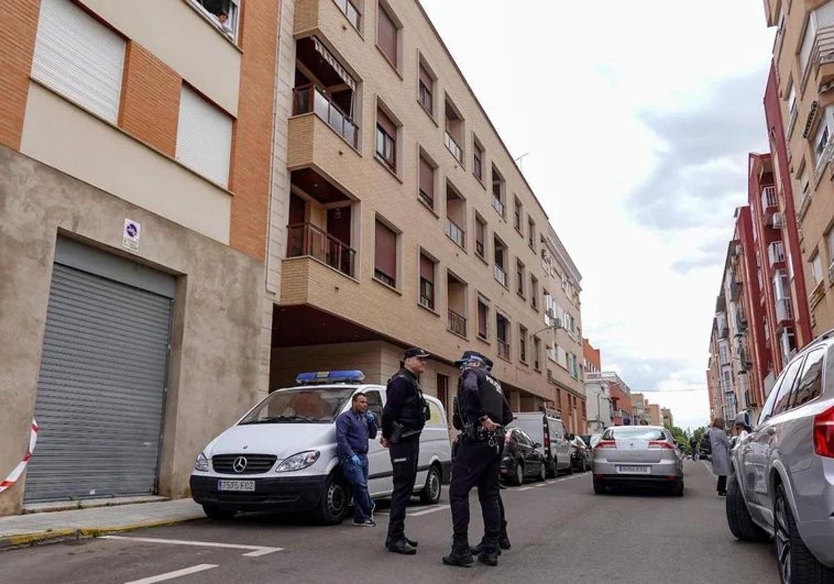 Despliegue policial ayer en el lugar del crimen.